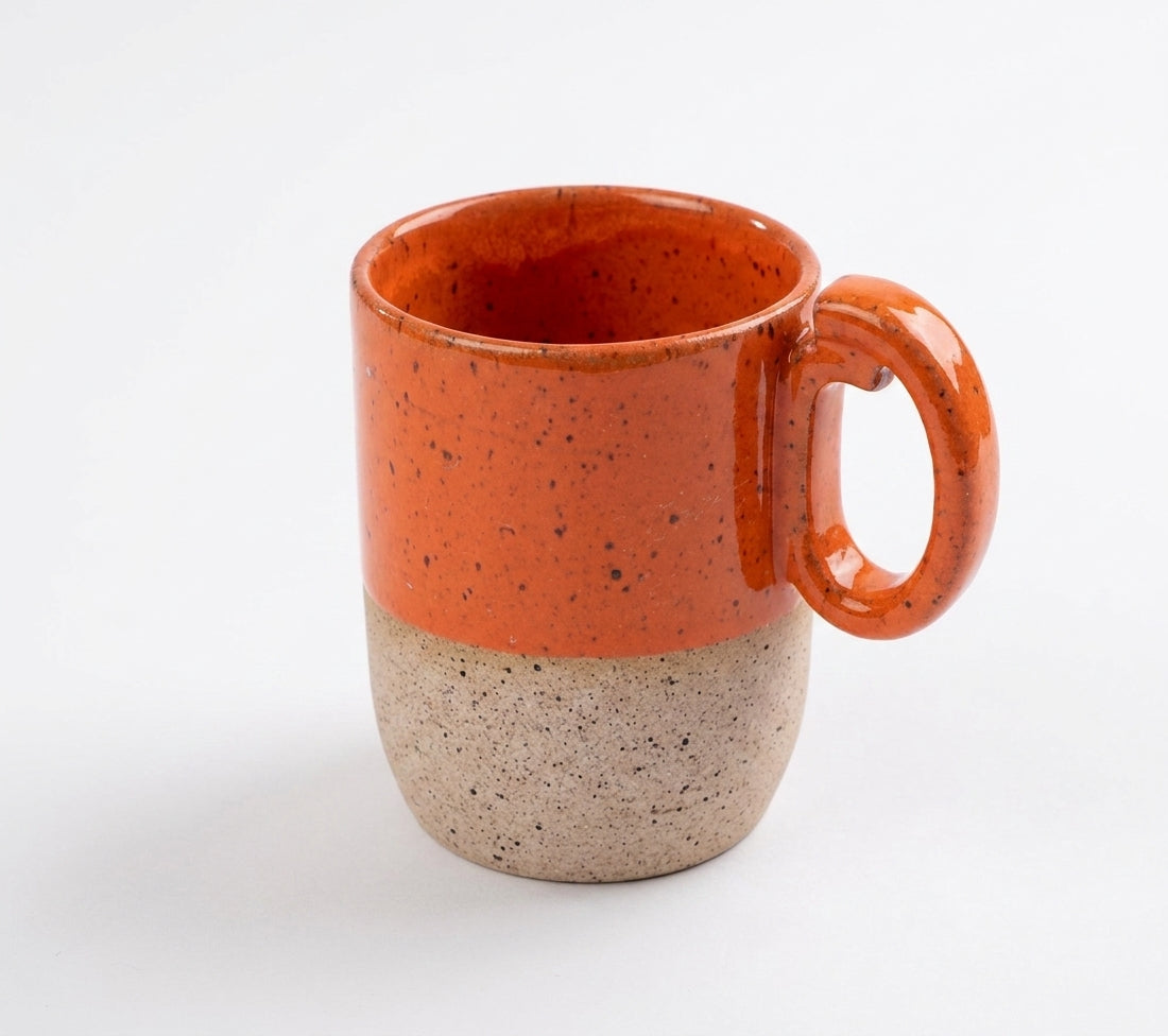 Caneca Encontro em cerâmica artesanal — argila Flocos, esmalte Laranja Intenso