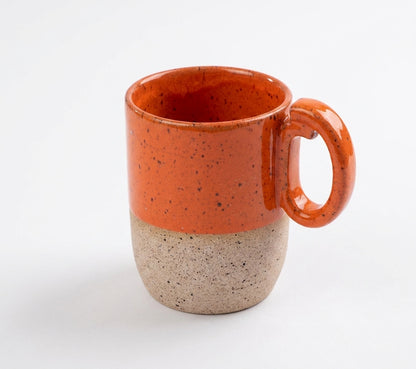 Caneca Encontro em cerâmica artesanal — argila Flocos, esmalte Laranja Intenso