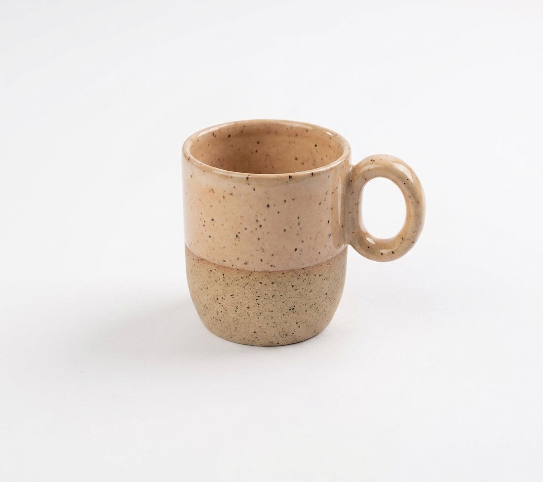 Caneca Encontro em cerâmica artesanal — argila Flocos, esmalte Nude
