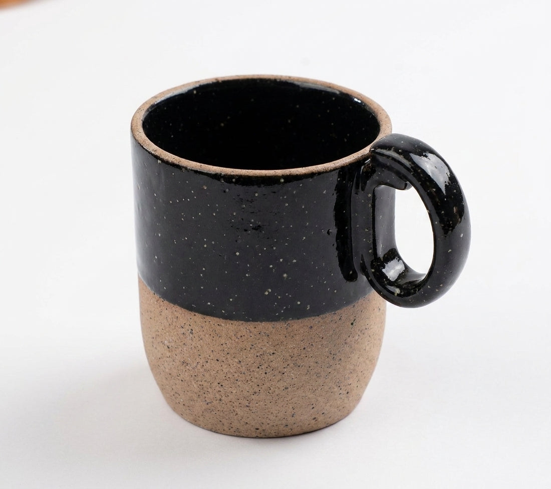 Caneca Encontro em cerâmica artesanal — argila Flocos, esmalte Preto Ébano