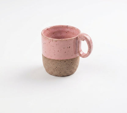 Caneca Encontro em cerâmica artesanal — argila Flocos, esmalte Rosa Barbie