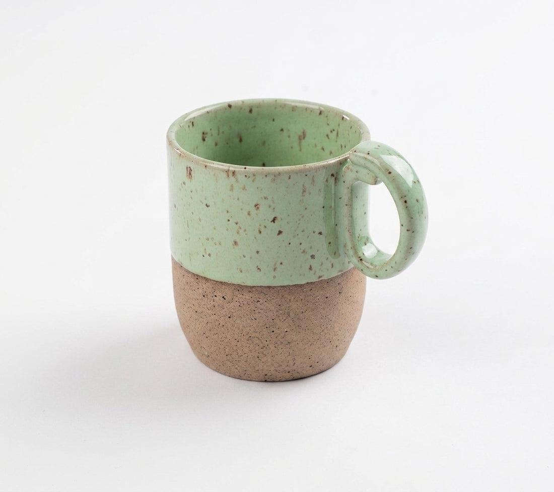Caneca Encontro em cerâmica artesanal — argila Flocos, esmalte Verde Menta