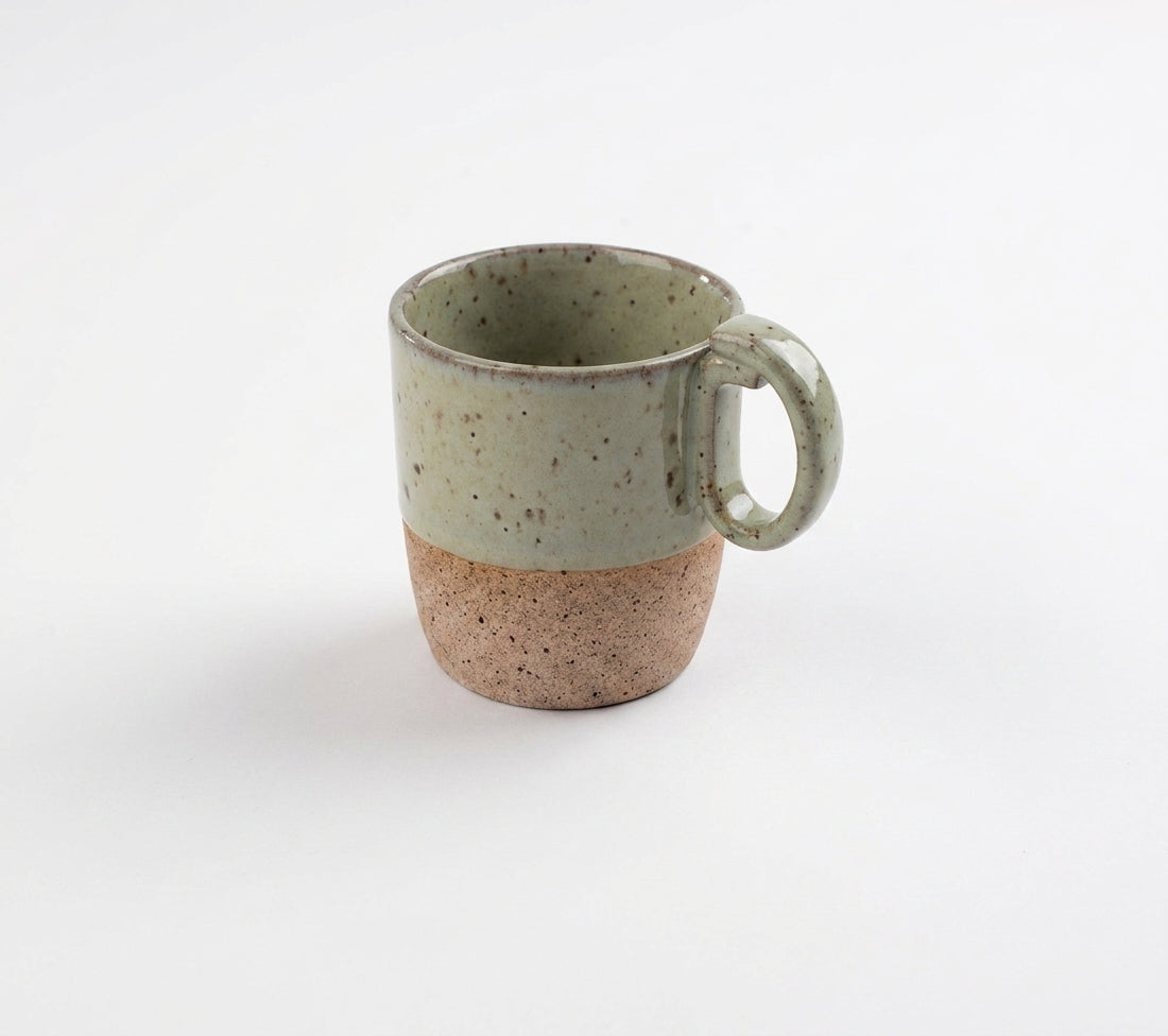 Caneca Encontro em cerâmica artesanal — argila Flocos, esmalte Verde Pompeia