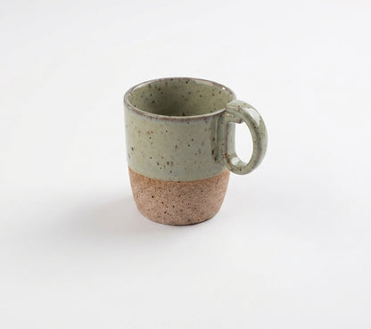 Caneca Encontro em cerâmica artesanal — argila Flocos, esmalte Verde Pompeia