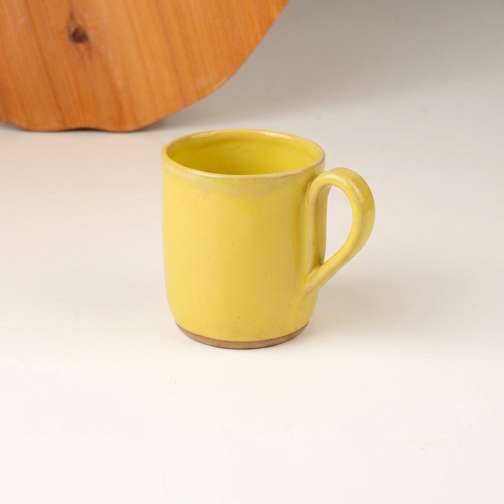 Caneca Gota em cerâmica artesanal — argila Cappuccino, esmalte Amarelo Intenso