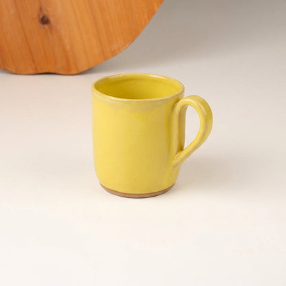 Caneca Gota em cerâmica artesanal — argila Cappuccino, esmalte Amarelo Intenso