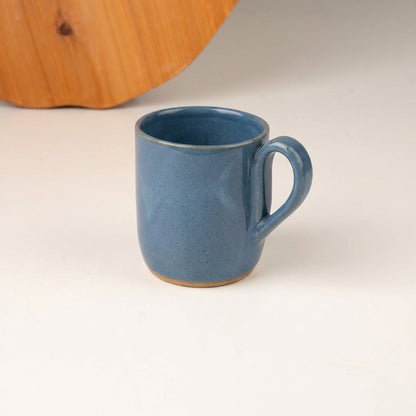 Caneca Gota em cerâmica artesanal — argila Cappuccino, esmalte Azul Safira