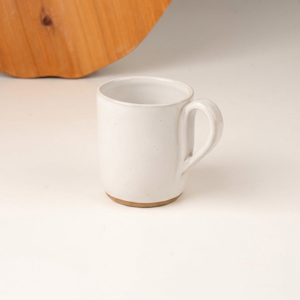 Caneca Gota em cerâmica artesanal — argila Cappuccino, esmalte Branco AMME