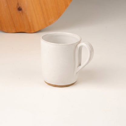 Caneca Gota em cerâmica artesanal — argila Cappuccino, esmalte Branco AMME
