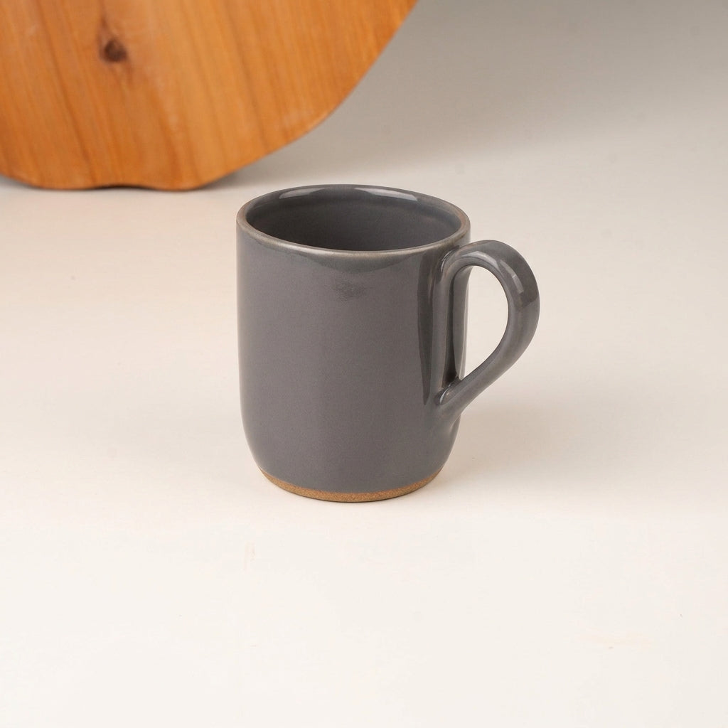 Caneca Gota em cerâmica artesanal — argila Cappuccino, esmalte Grafite