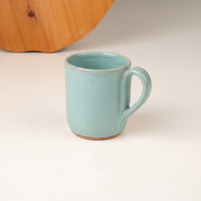Caneca Gota em cerâmica artesanal — argila Cappuccino, esmalte Jujuba