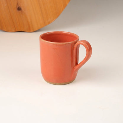 Caneca Gota em cerâmica artesanal — argila Cappuccino, esmalte Laranja Intenso