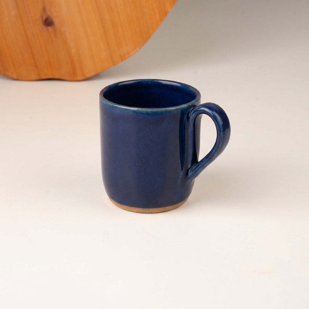 Caneca Gota em cerâmica artesanal — argila Cappuccino, esmalte Lazuli