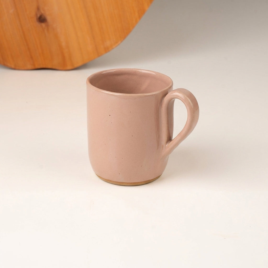 Caneca Gota em cerâmica artesanal — argila Cappuccino, esmalte Nude