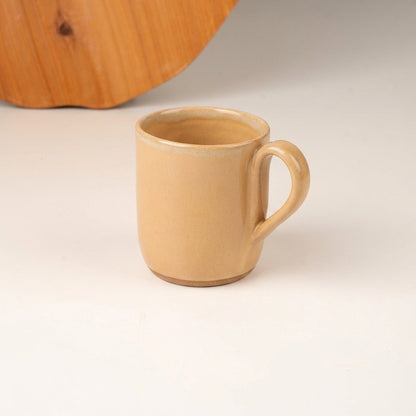 Caneca Gota em cerâmica artesanal — argila Cappuccino, esmalte Pedra Sabão