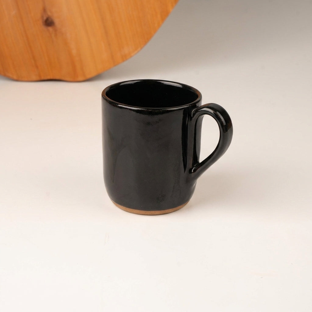 Caneca Gota em cerâmica artesanal — argila Cappuccino, esmalte Preto Ébano