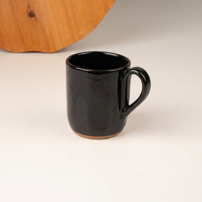 Caneca Gota em cerâmica artesanal — argila Cappuccino, esmalte Preto Ébano
