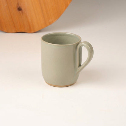 Caneca Gota em cerâmica artesanal — argila Cappuccino, esmalte Verde Pompeia