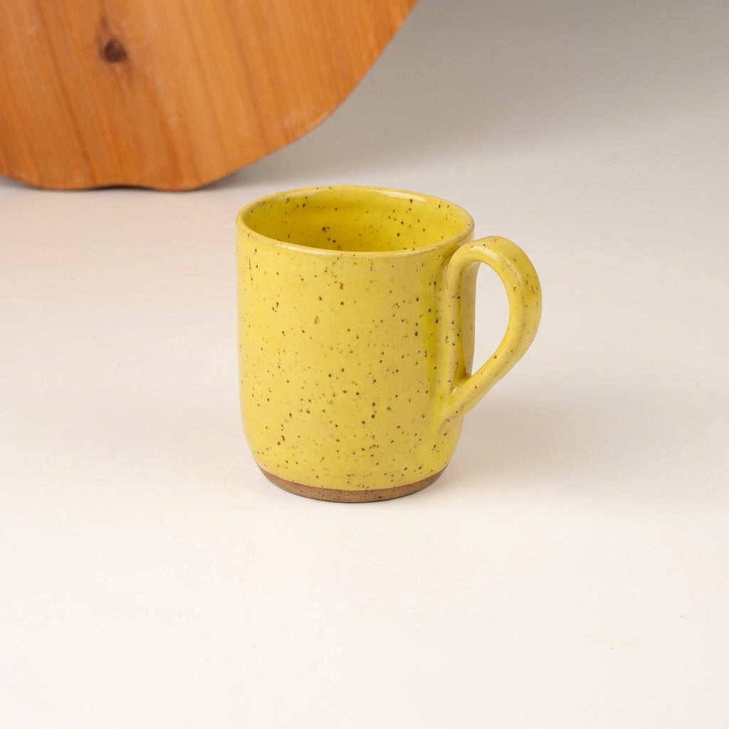 Caneca Gota em cerâmica artesanal — argila Flocos, esmalte Amarelo Intenso