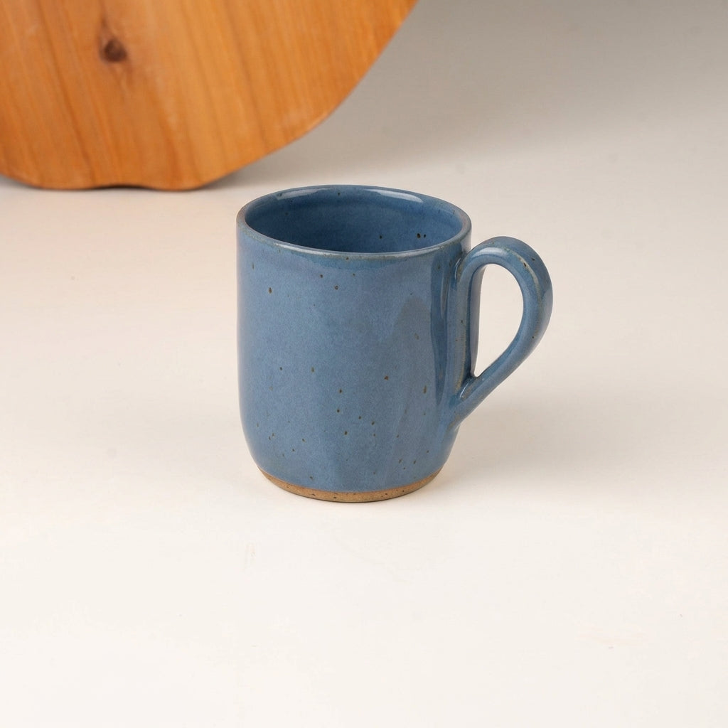 Caneca Gota em cerâmica artesanal — argila Flocos, esmalte Azul Safira