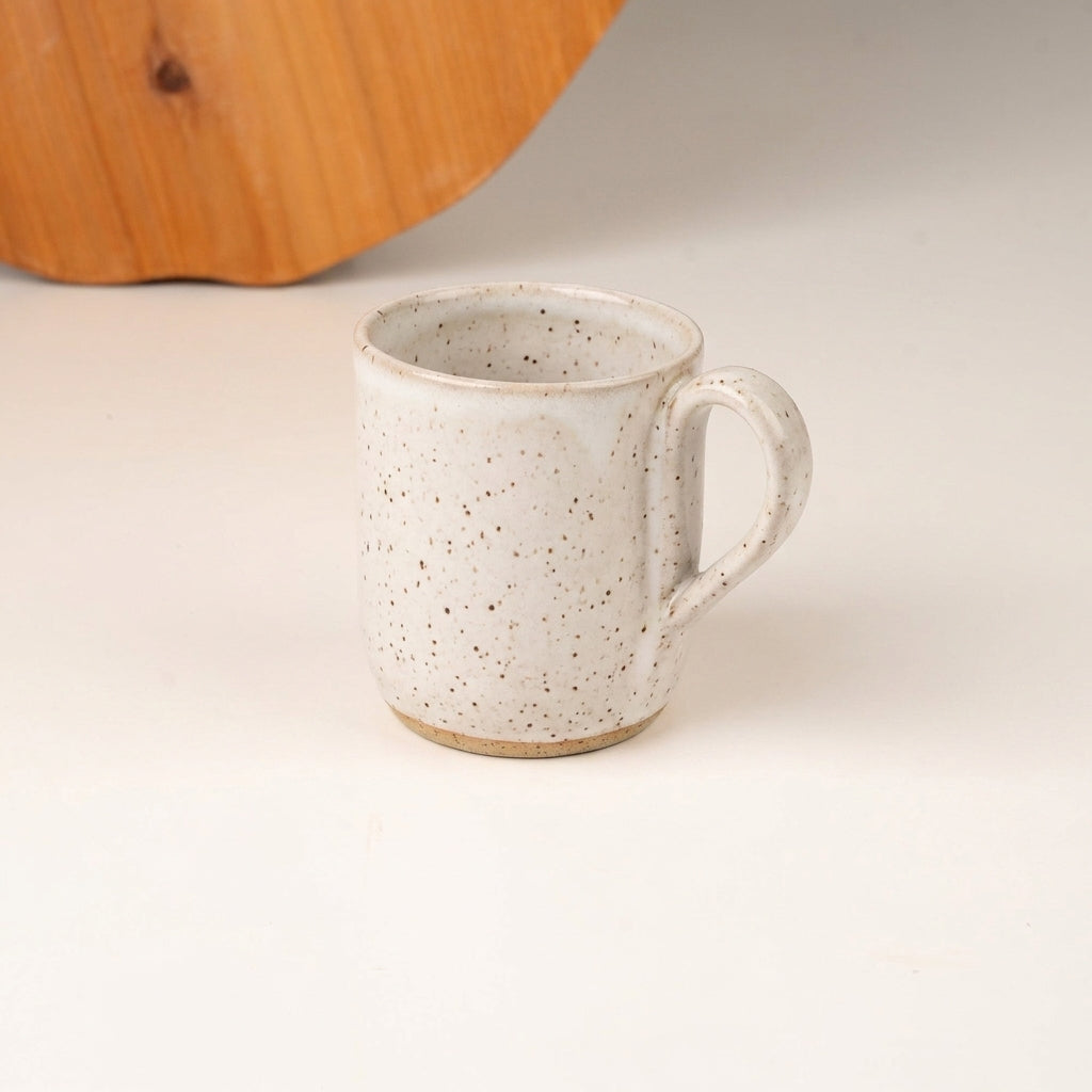 Caneca Gota em cerâmica artesanal — argila Flocos, esmalte Branco AMME