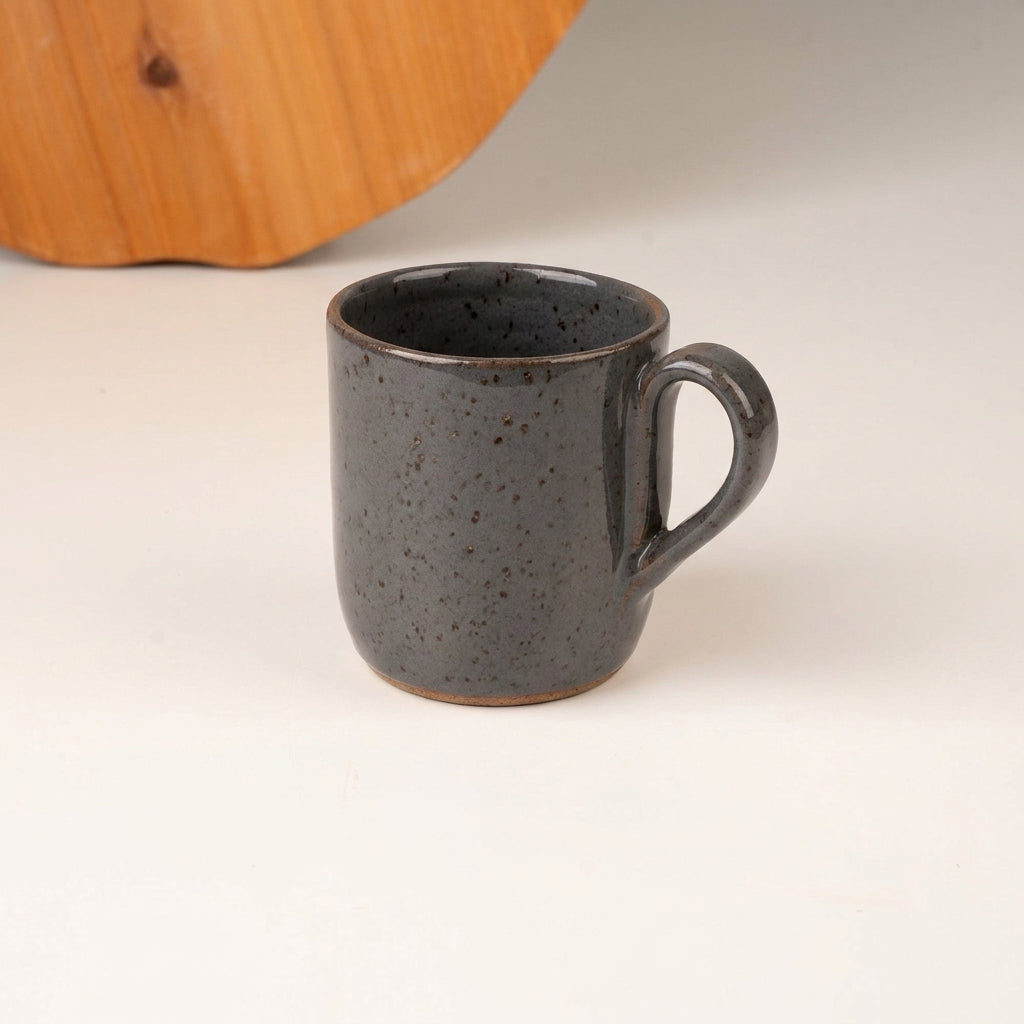 Caneca Gota em cerâmica artesanal — argila Flocos, esmalte Grafite