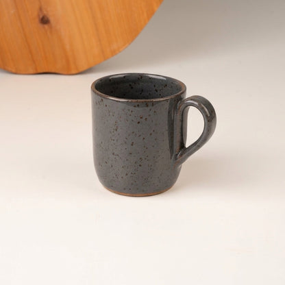 Caneca Gota em cerâmica artesanal — argila Flocos, esmalte Grafite