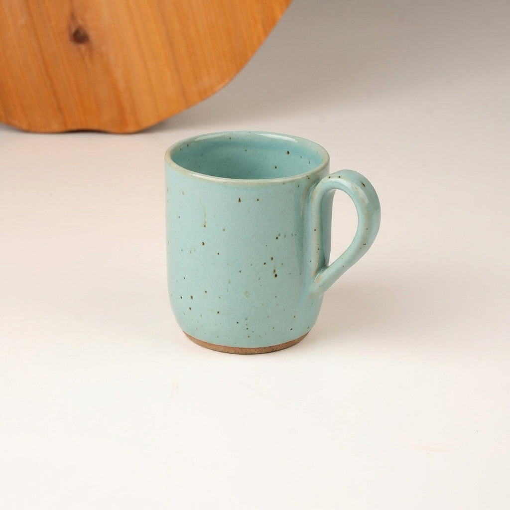 Caneca Gota em cerâmica artesanal — argila Flocos, esmalte Jujuba