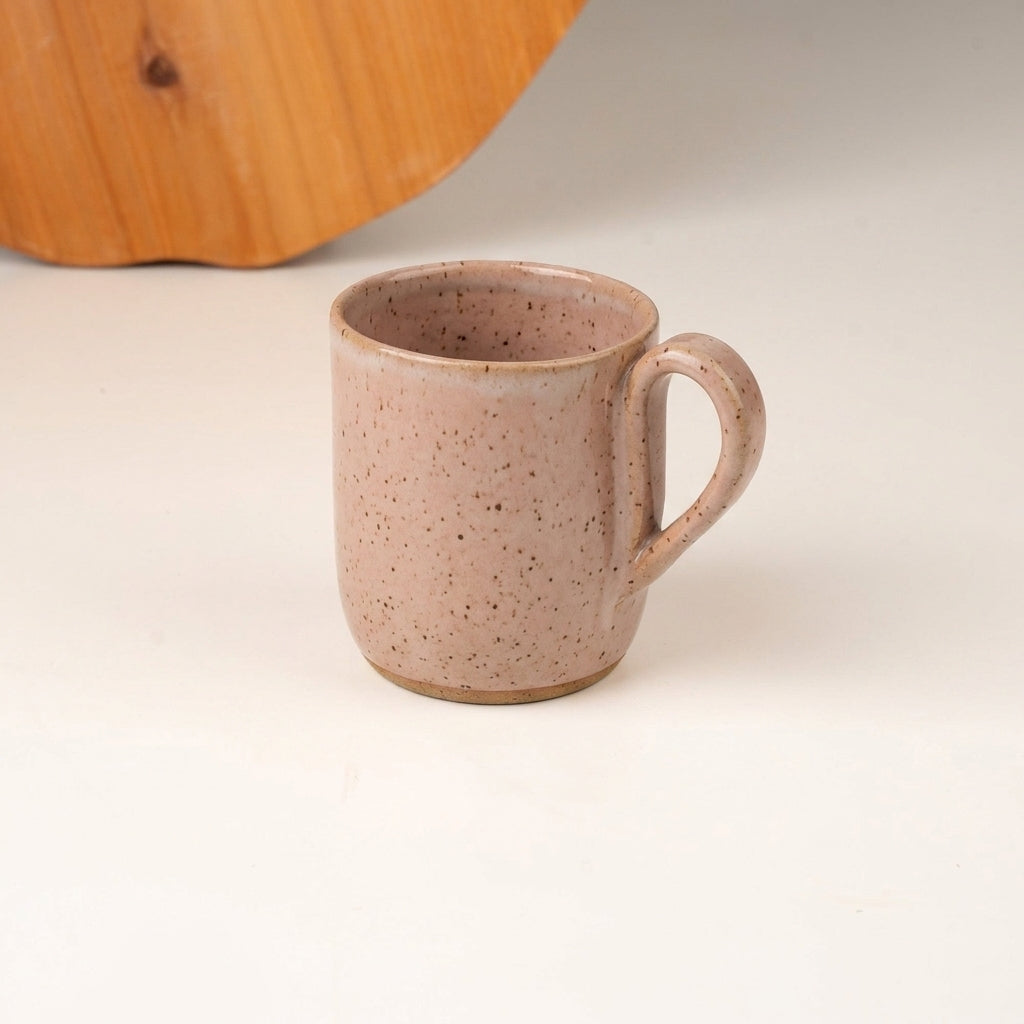 Caneca Gota em cerâmica artesanal — argila Flocos, esmalte Nude