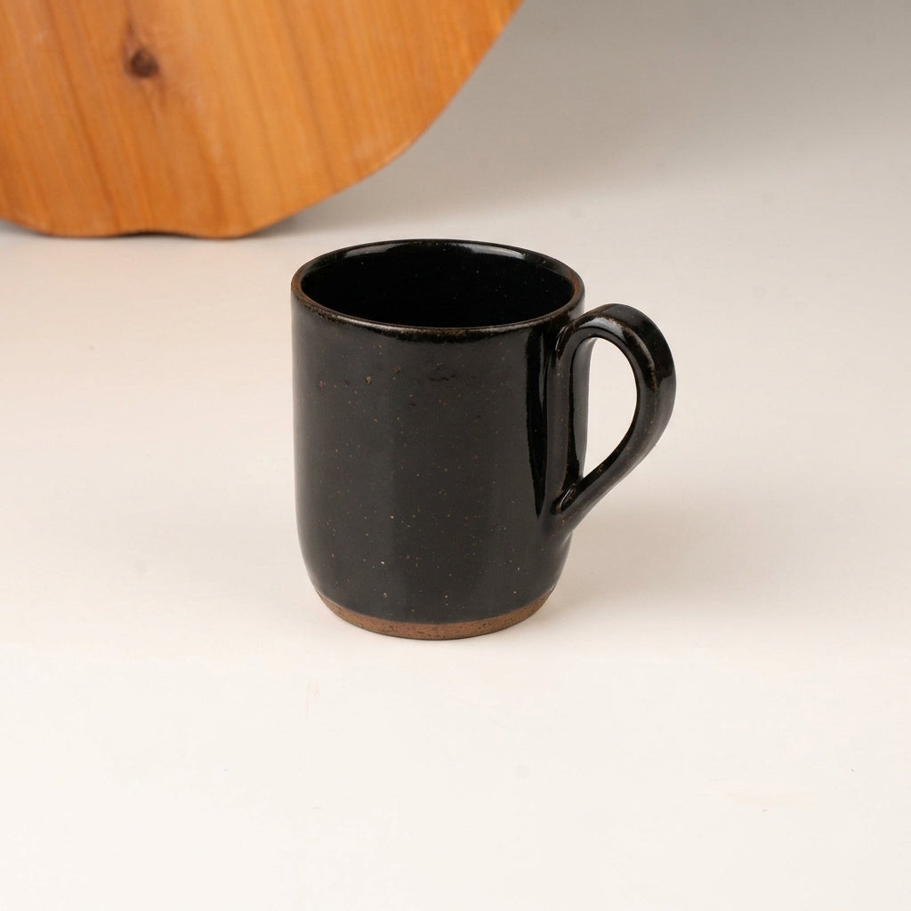 Caneca Gota em cerâmica artesanal — argila Flocos, esmalte Preto Ébano