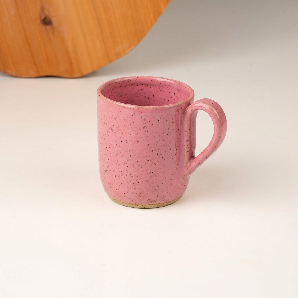 Caneca Gota em cerâmica artesanal — argila Flocos, esmalte Rosa Barbie
