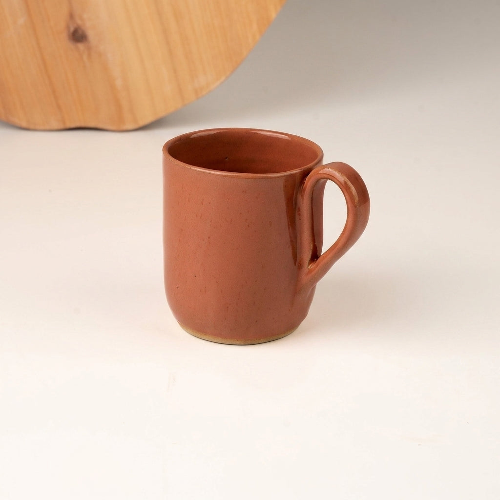 Caneca Gota em cerâmica artesanal — argila Flocos, esmalte Sol de Terracota