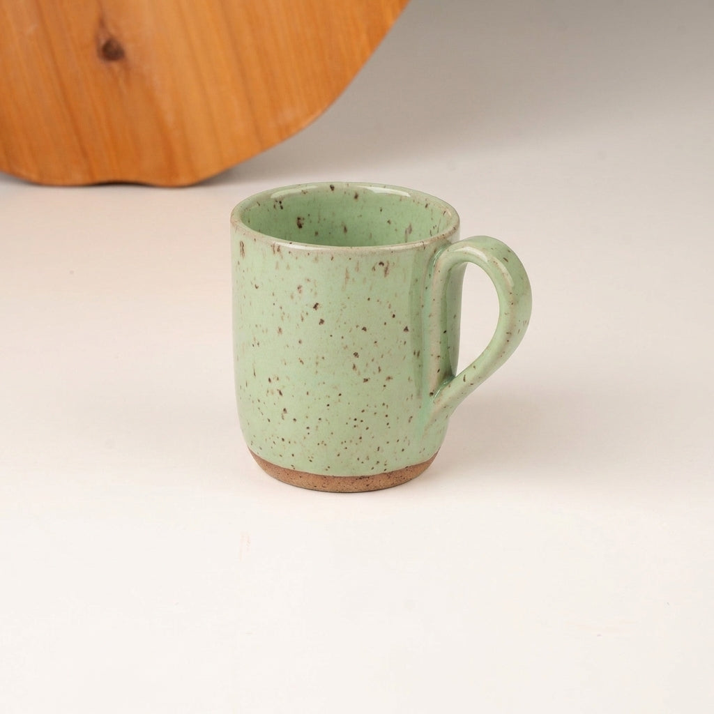 Caneca Gota em cerâmica artesanal — argila Flocos, esmalte Verde Menta