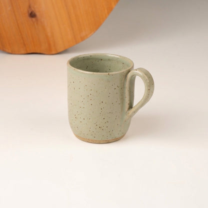 Caneca Gota em cerâmica artesanal — argila Flocos, esmalte Verde Pompeia