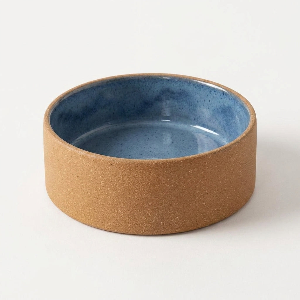 Comedouro Pet em cerâmica artesanal — tamanho 18 Ø x 6 CM, argila Cappuccino, esmalte Azul Safira