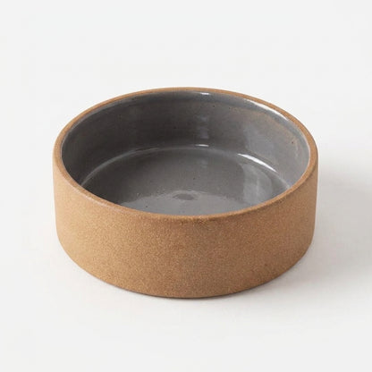 Comedouro Pet em cerâmica artesanal — tamanho 18 Ø x 6 CM, argila Cappuccino, esmalte Grafite