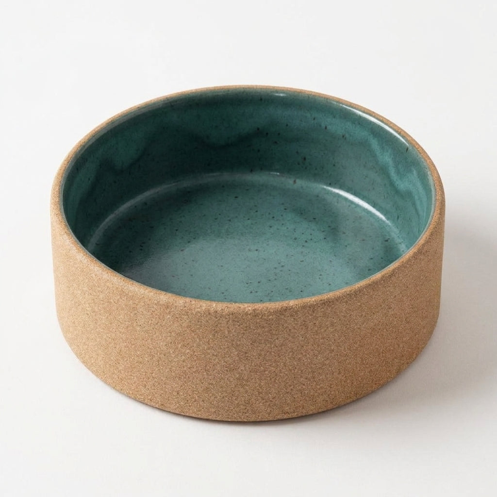 Comedouro Pet em cerâmica artesanal — tamanho 18 Ø x 6 CM, argila Cappuccino, esmalte Verde Exército