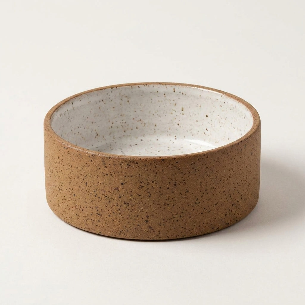 Comedouro Pet em cerâmica artesanal — tamanho 18 Ø x 6 CM, argila Flocos, esmalte Branco AMME