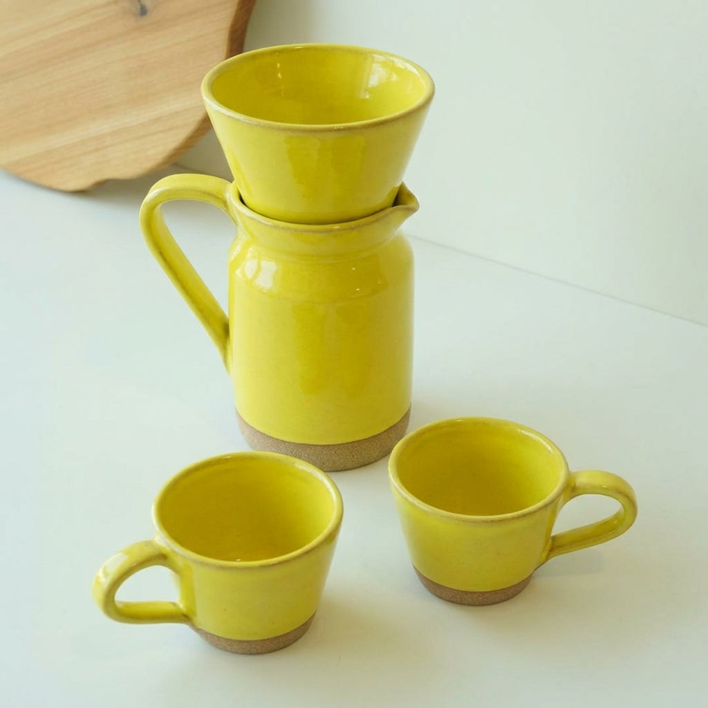 Conjunto Nosso Café - Jarra e Porta Filtro + 2 Xícaras em cerâmica artesanal — argila Cappuccino, esmalte Amarelo Intenso