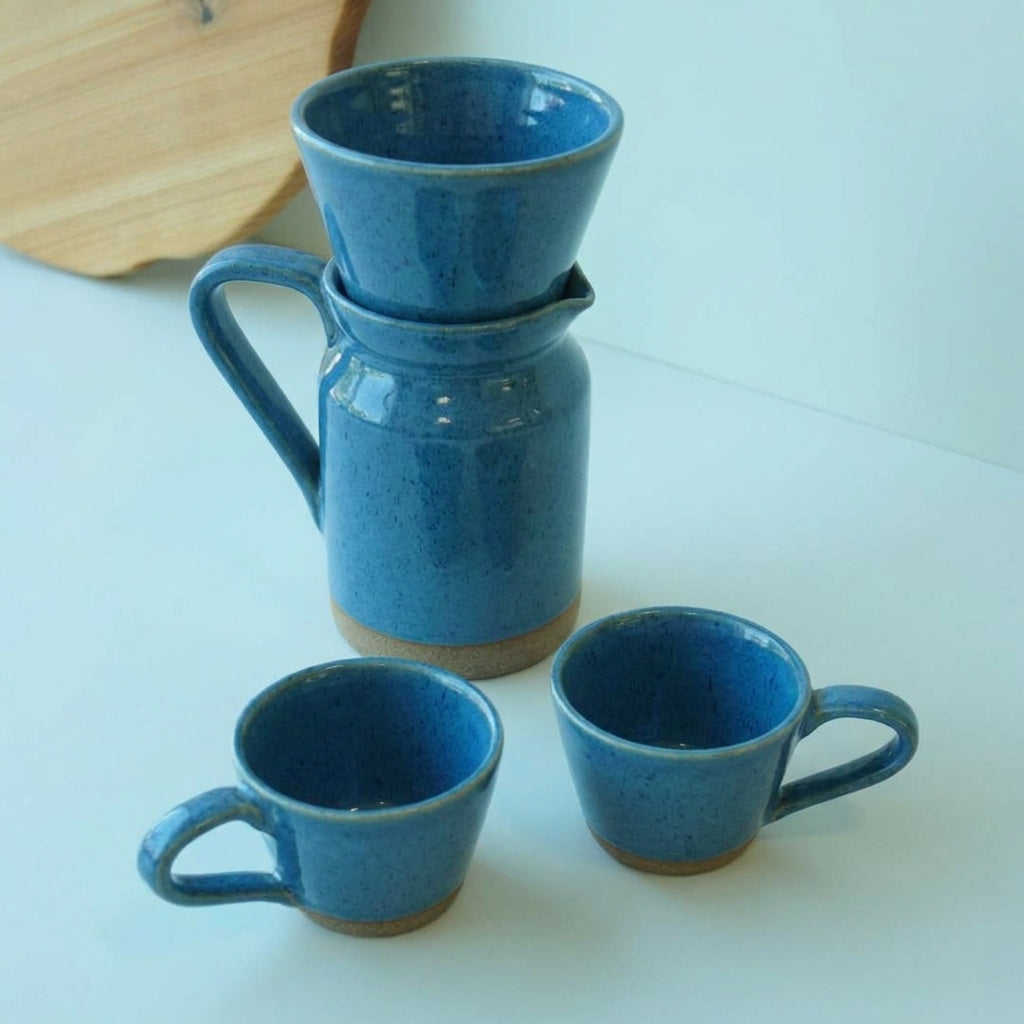 Conjunto Nosso Café - Jarra e Porta Filtro + 2 Xícaras em cerâmica artesanal — argila Cappuccino, esmalte Azul Safira