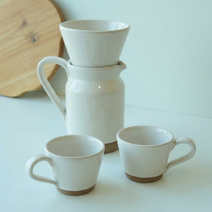 Conjunto Nosso Café - Jarra e Porta Filtro + 2 Xícaras em cerâmica artesanal — argila Cappuccino, esmalte Branco AMME