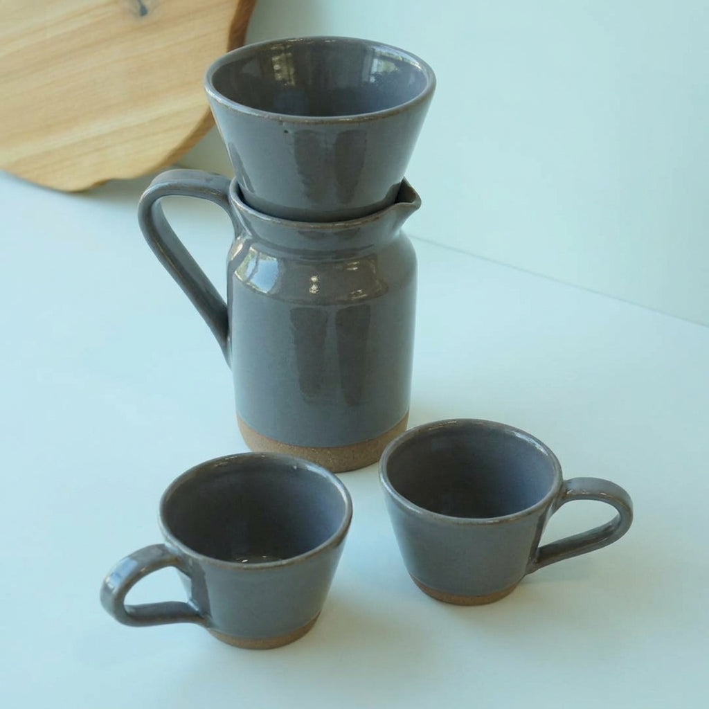 Conjunto Nosso Café - Jarra e Porta Filtro + 2 Xícaras em cerâmica artesanal — argila Cappuccino, esmalte Grafite