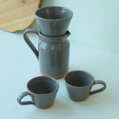 Conjunto Nosso Café - Jarra e Porta Filtro + 2 Xícaras em cerâmica artesanal — argila Cappuccino, esmalte Grafite