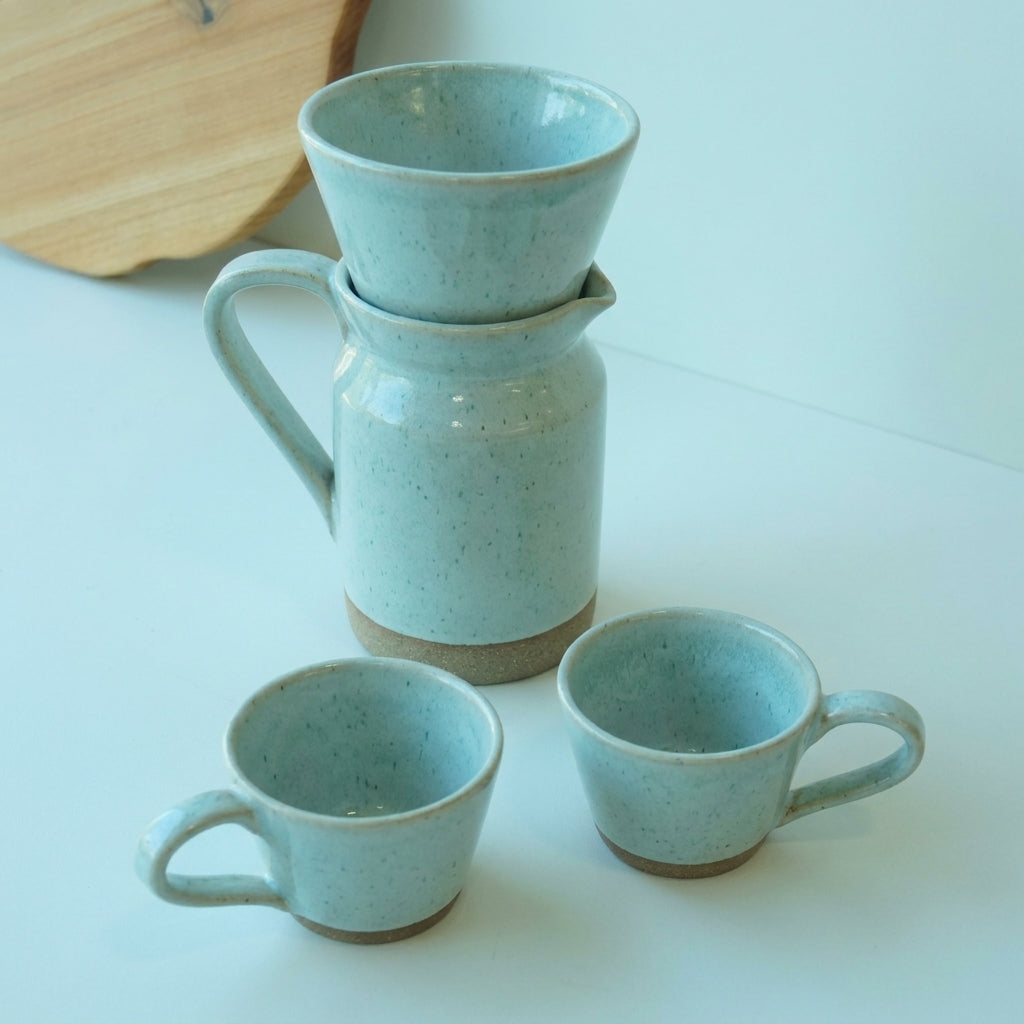 Conjunto Nosso Café - Jarra e Porta Filtro + 2 Xícaras em cerâmica artesanal — argila Cappuccino, esmalte Jujuba