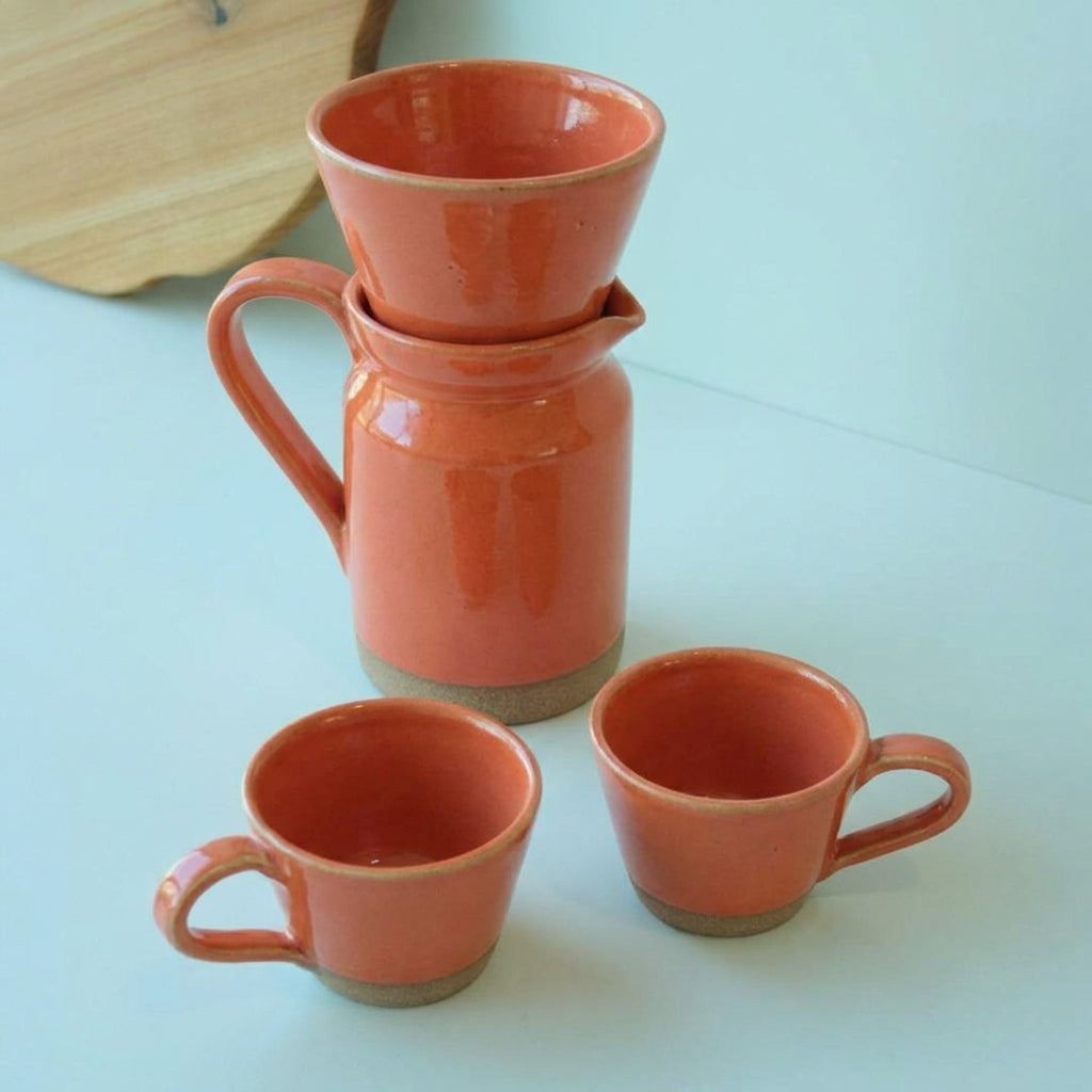 Conjunto Nosso Café - Jarra e Porta Filtro + 2 Xícaras em cerâmica artesanal — argila Cappuccino, esmalte Laranja Intenso