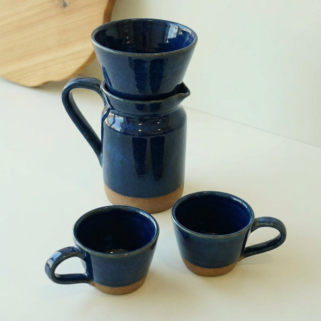 Conjunto Nosso Café - Jarra e Porta Filtro + 2 Xícaras em cerâmica artesanal — argila Cappuccino, esmalte Lazuli