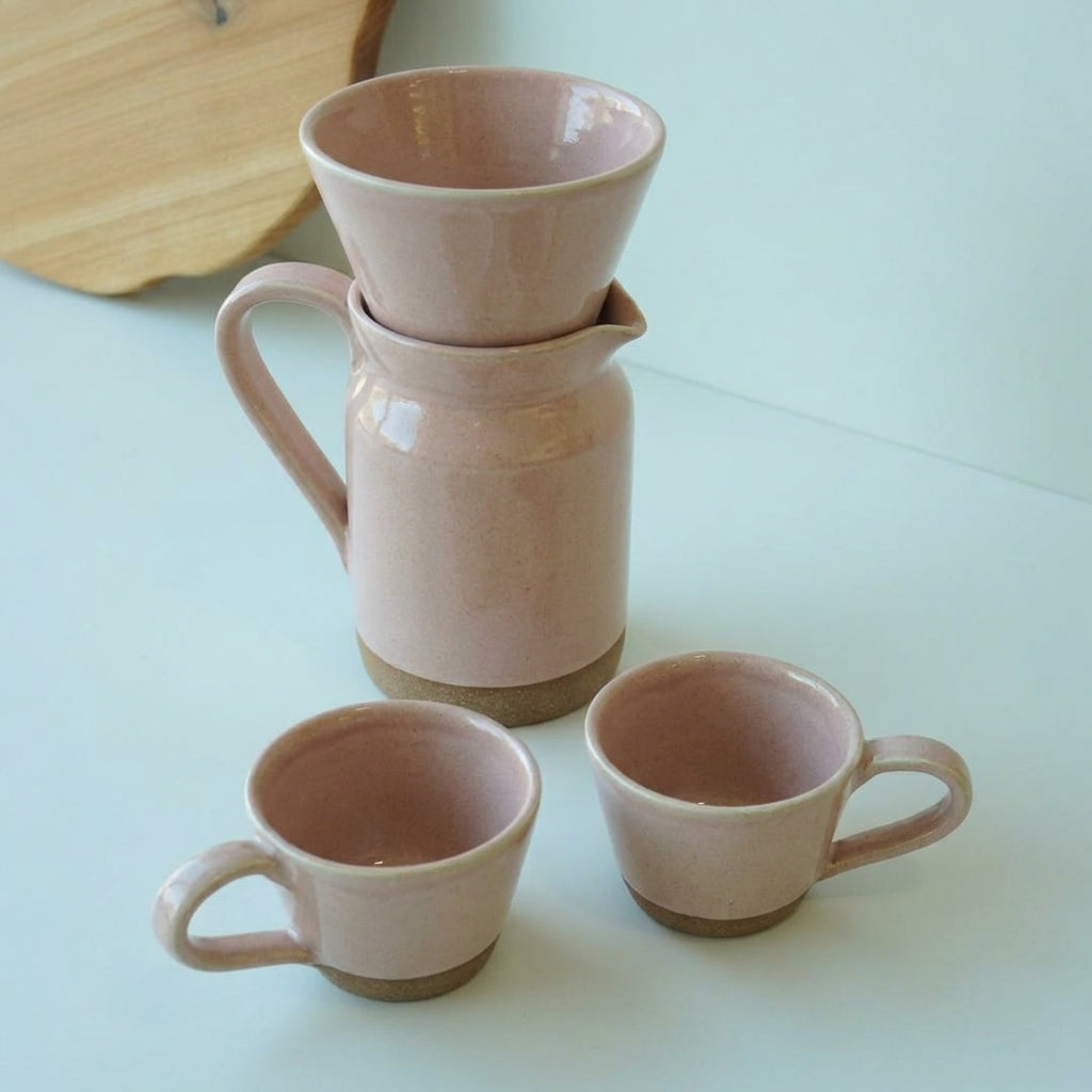 Conjunto Nosso Café - Jarra e Porta Filtro + 2 Xícaras em cerâmica artesanal — argila Cappuccino, esmalte Nude