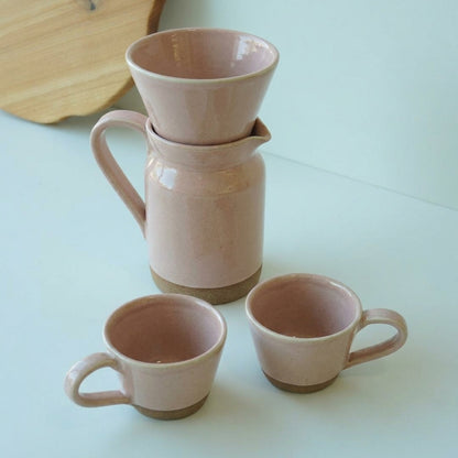 Conjunto Nosso Café - Jarra e Porta Filtro + 2 Xícaras em cerâmica artesanal — argila Cappuccino, esmalte Nude