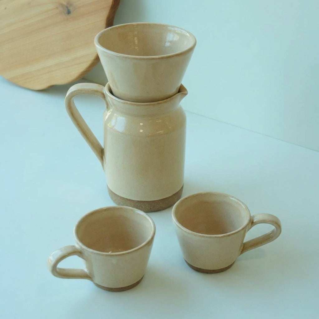 Conjunto Nosso Café - Jarra e Porta Filtro + 2 Xícaras em cerâmica artesanal — argila Cappuccino, esmalte Pedra Sabão