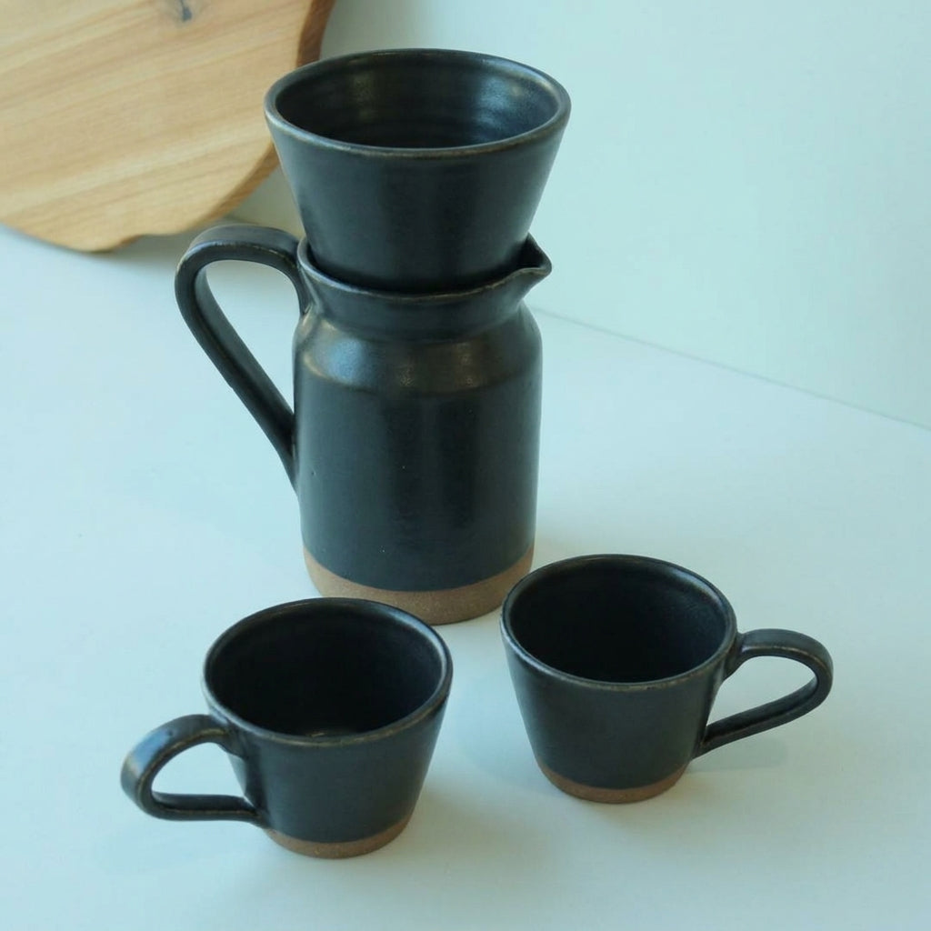 Conjunto Nosso Café - Jarra e Porta Filtro + 2 Xícaras em cerâmica artesanal — argila Cappuccino, esmalte Preto Acetinado
